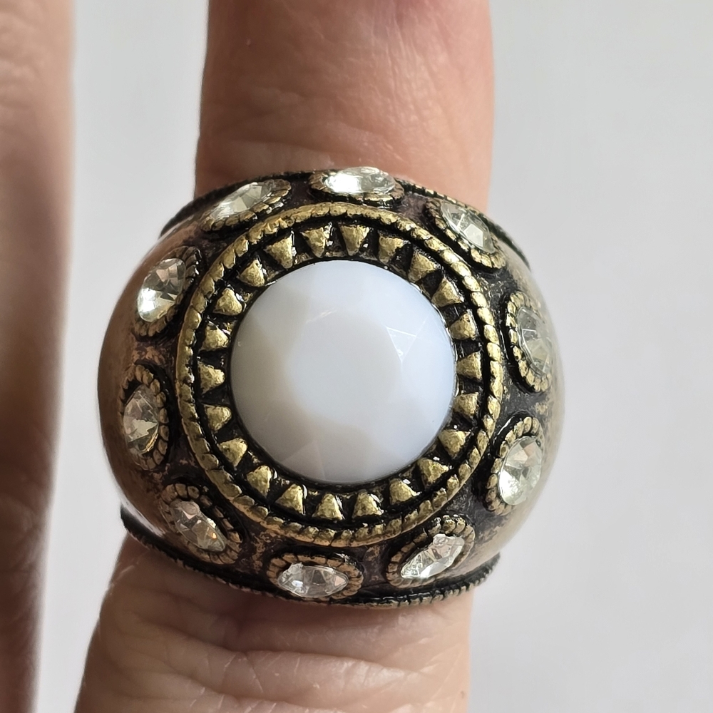 Chunky ring antiqued gold tone metal size 7 seven white center clear rhinestones